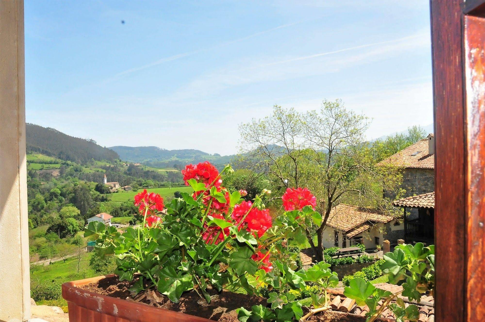 Casa Rural Llugaron I Pension Miravalles Buitenkant foto