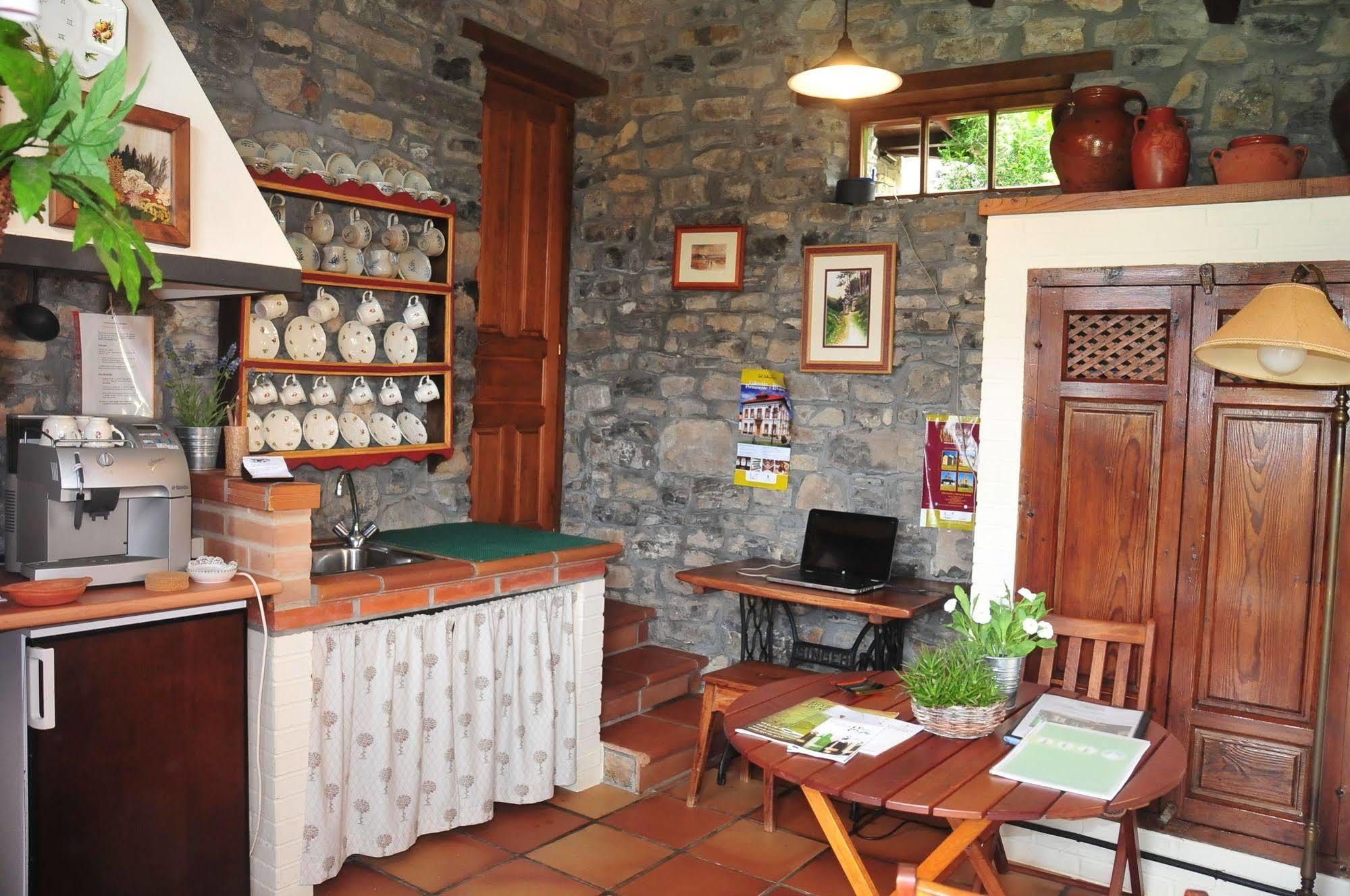 Casa Rural Llugaron I Pension Miravalles Buitenkant foto